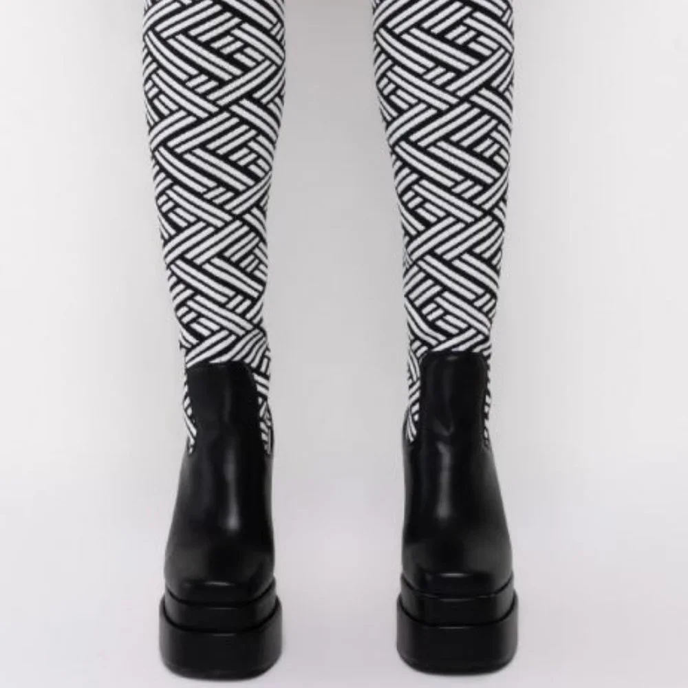 AZALEA WANG NOT YOUR AVERAGE TALK CHUNKY BOOT IN BLACK WHITE ( BRAND NEW !!!! )